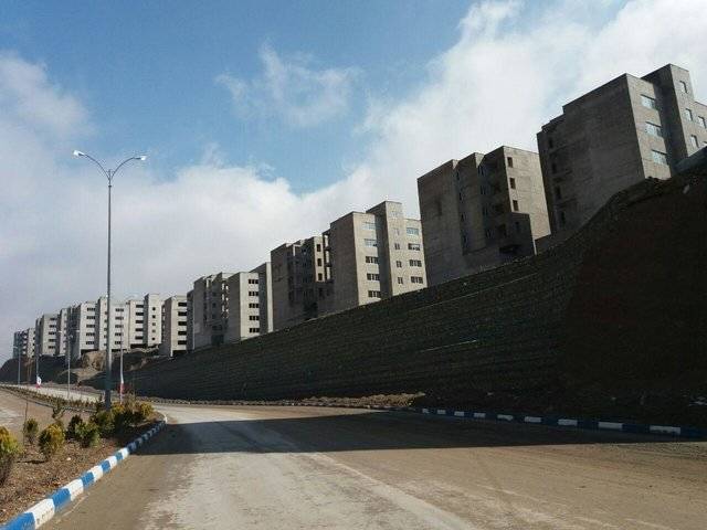 مالکان مسکن مهر پردیس حالا مستاجر همسایه‌های خود شدند/ آقای وزیر! همان خانه‌های «مزخرف» را تحویلمان بدهید +عکس