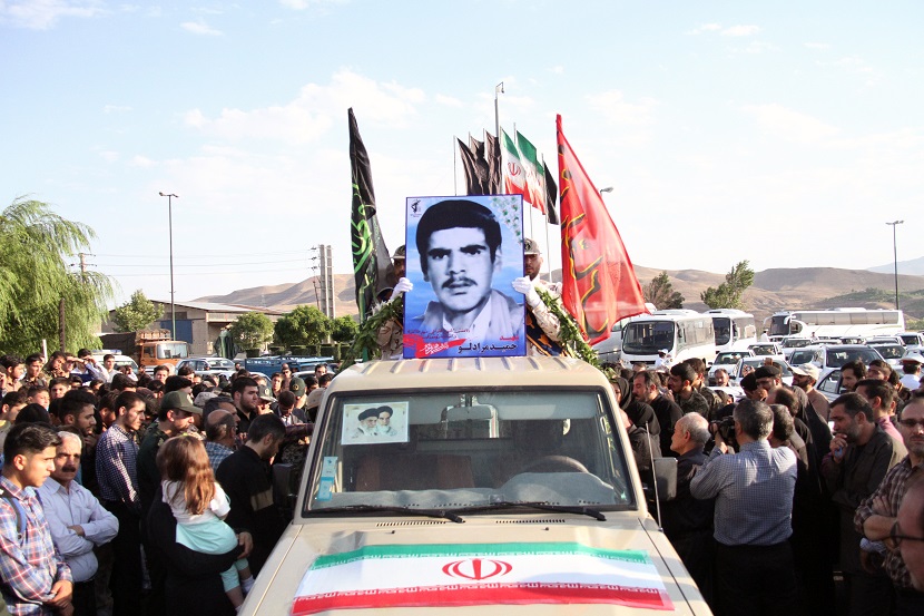 استقبال مردم دیار غواصان دریادل از پیکر شهید ۱۷ ساله دفاع مقدس+ تصاویر