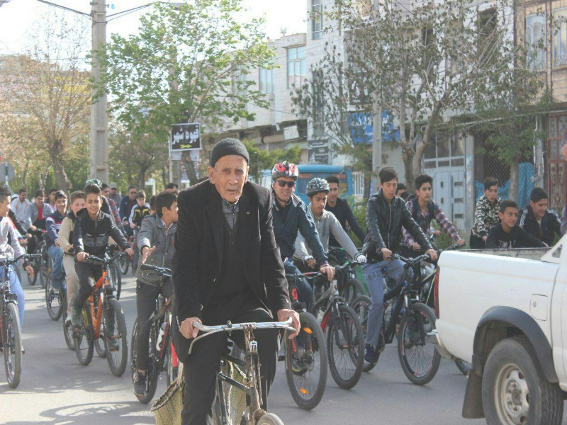 همایش دوچرخه سواری در خرمدره / حضور کهن سالان و خردسالان در این مراسم+عکس و حاشیه ها