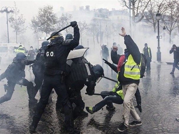 «جلیقه زردها» فرانسه را فلج کردند/ آتش، خون و دود نمادی واضح از ادعای حقوق بشر در فرانسه