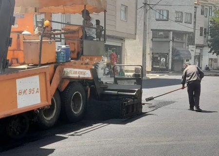 عکس/ روایت تلاش شهرداری خرمدره در آسفالت خیابان ها و معابر