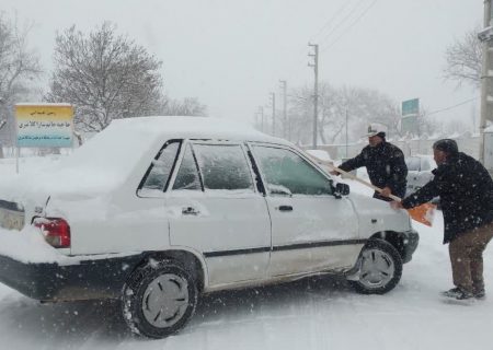 عکس/ امداد رسانی پلیس راهور خرمدره به شهروندان گرفتار در برف